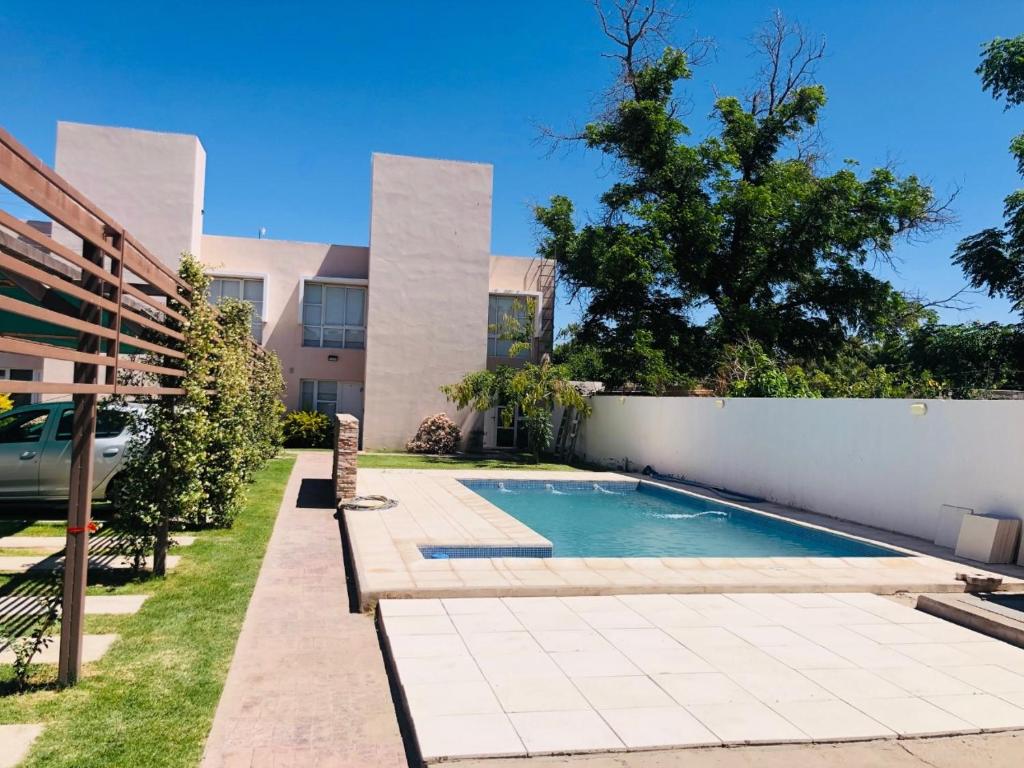 una piscina en el patio trasero de una casa en Hermoso Duplex c/Pileta y Cochera en Consorcio Privado Saavedra en San Juan