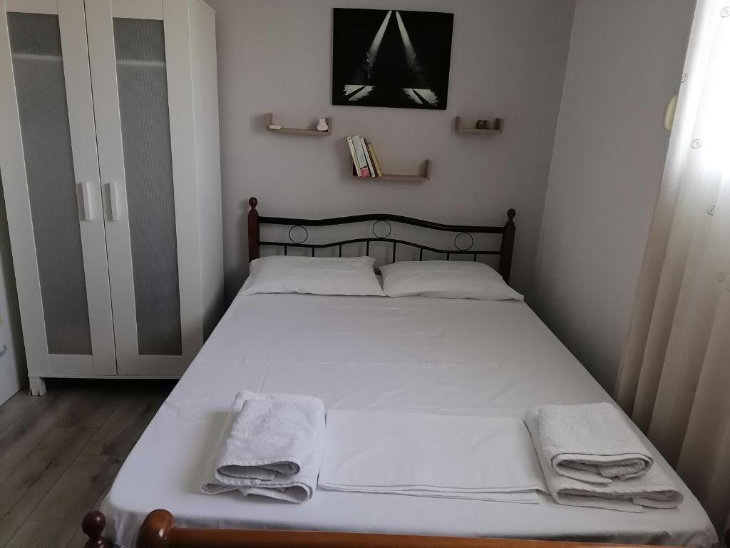 Postel nebo postele na pokoji v ubytování Αυτόνομο Στούντιο με αυλή