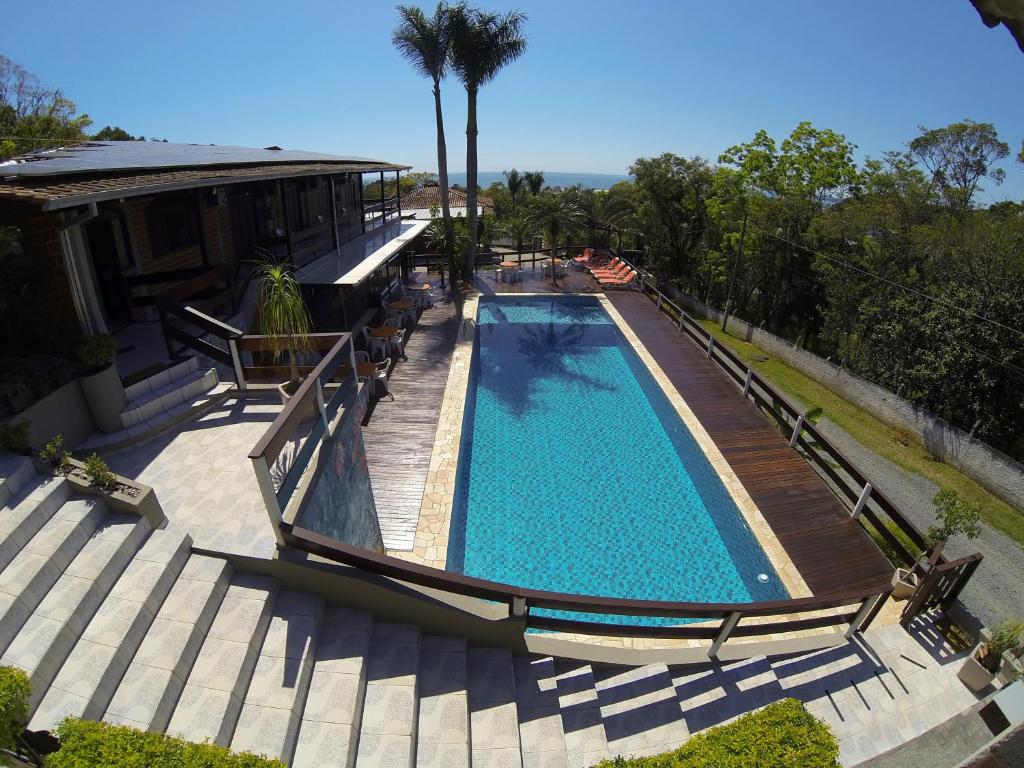 una vista aérea de una piscina con una casa en Pousada Magnus, en Balneário Camboriú