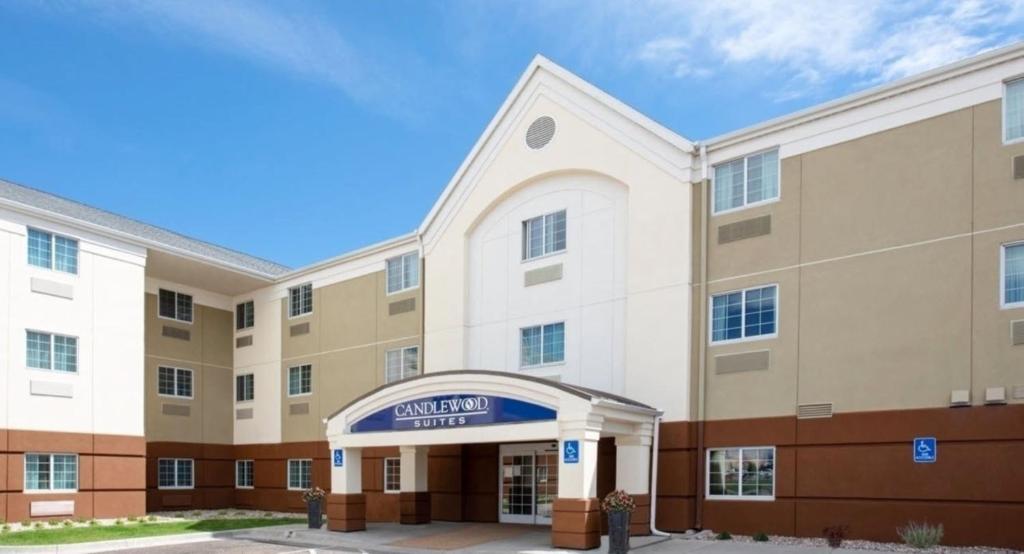 una vista exterior de un edificio del hospital en Candlewood Suites Cheyenne, an IHG Hotel en Cheyenne