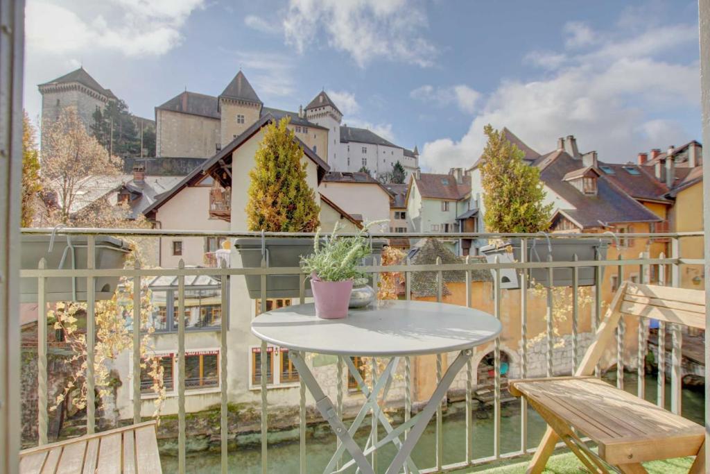 - une table sur un balcon avec vue sur la ville dans l&#39;établissement Le Canal - Nice Studio on the Venice of the Alps, à Annecy