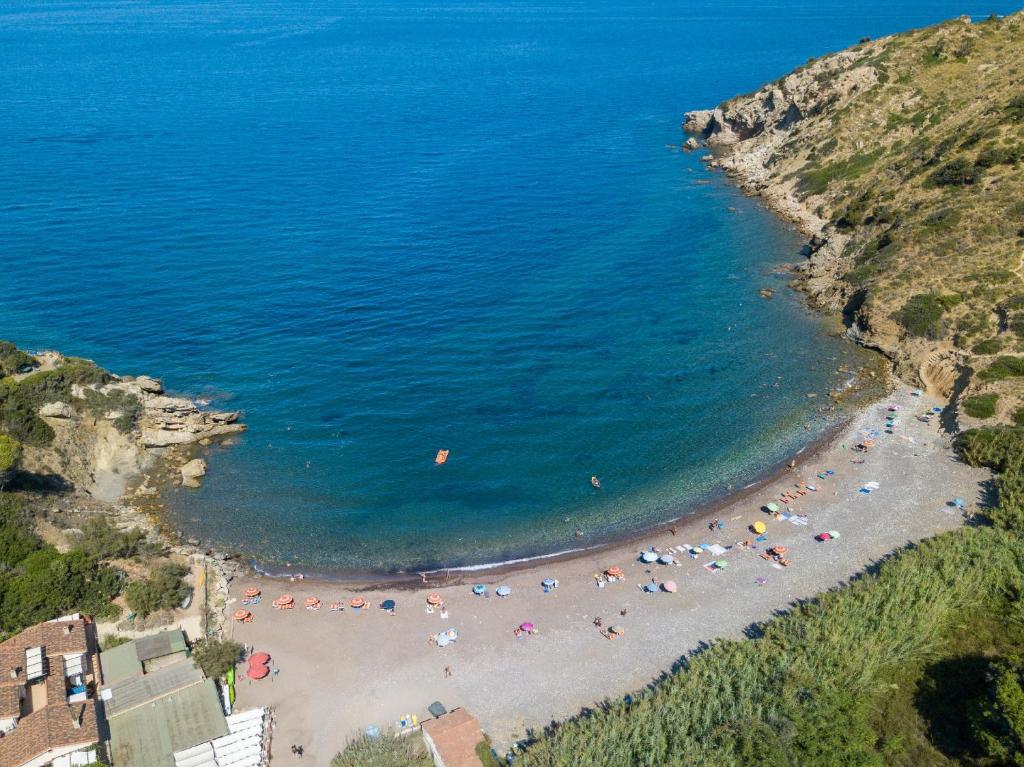 an aerial view of a beach with people on it at Appartamento Stefania Località Nisportino in Rio nellʼElba