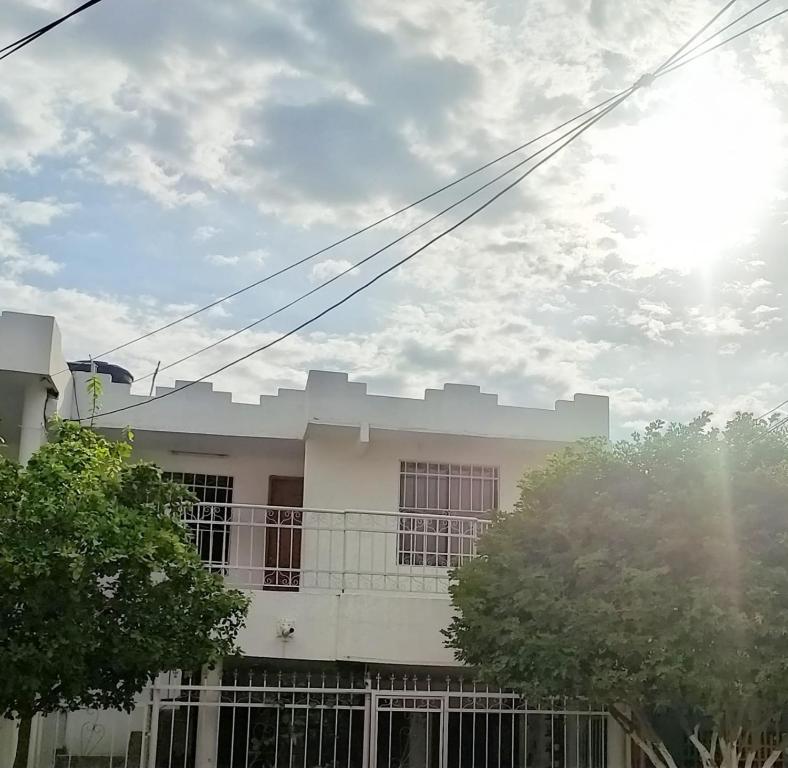 una casa blanca con una valla delante en Apartaestudio, en Santa Marta