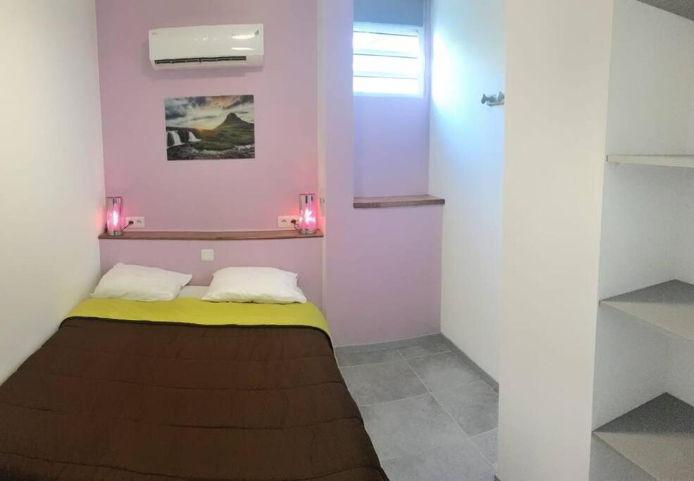 Postel nebo postele na pokoji v ubytování F3 proche mer Pointe du Bout Trois Ilets