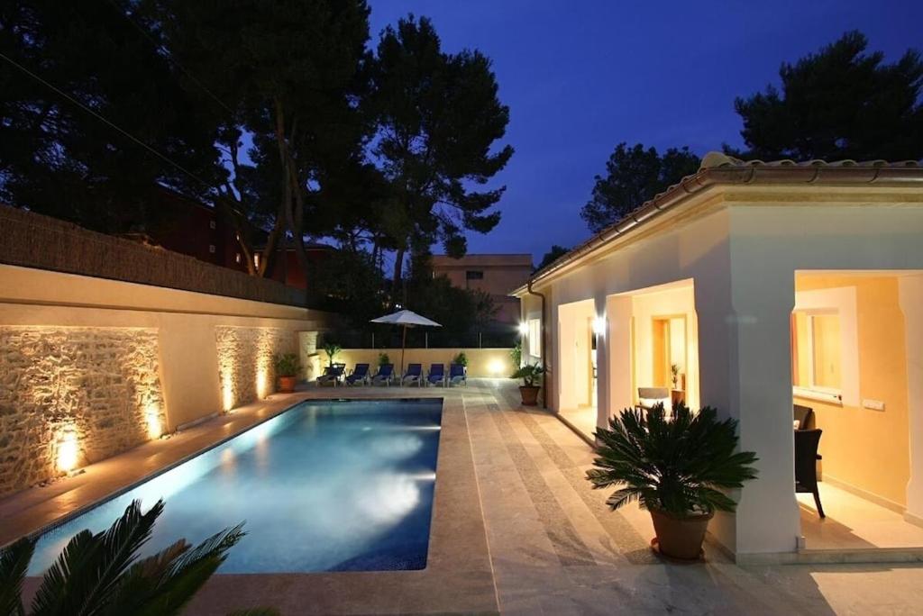 The swimming pool at or close to Modern villa 300m from crystal clear coves by Renthousing