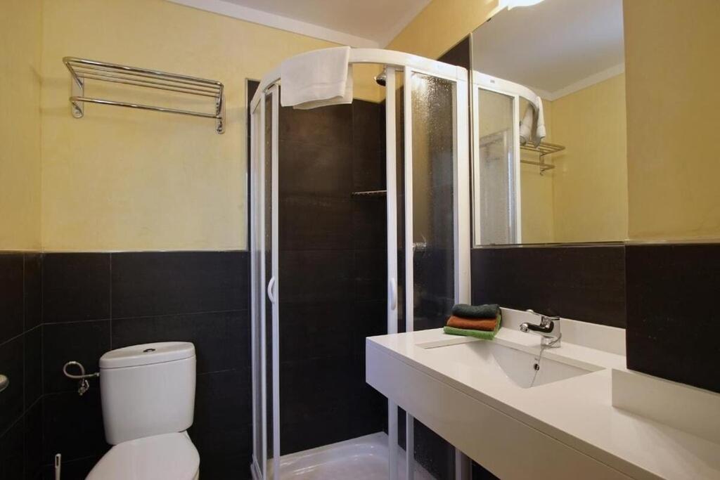A bathroom at Modern villa 300m from crystal clear coves by Renthousing