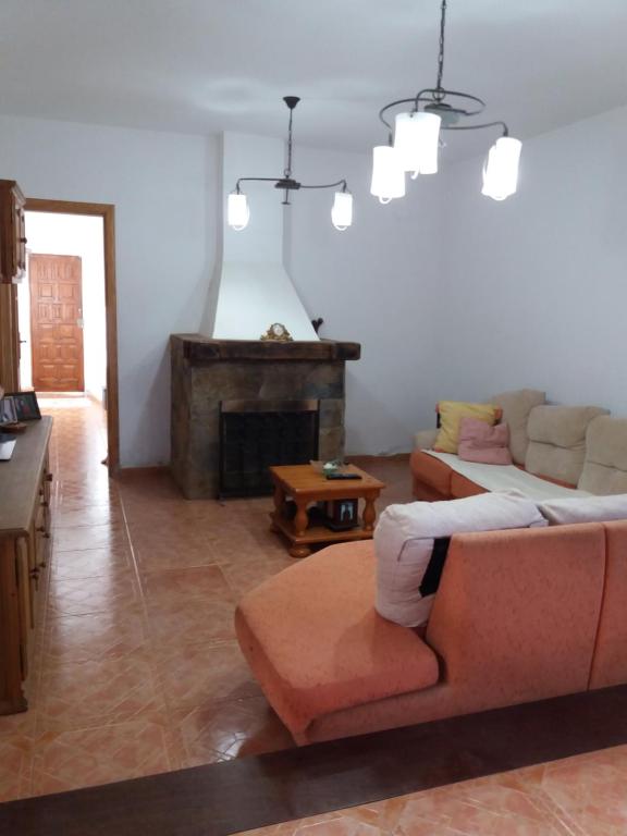 ein Wohnzimmer mit einem Sofa und einem Kamin in der Unterkunft LA CALDERETA CASA RURAL in La Oliva