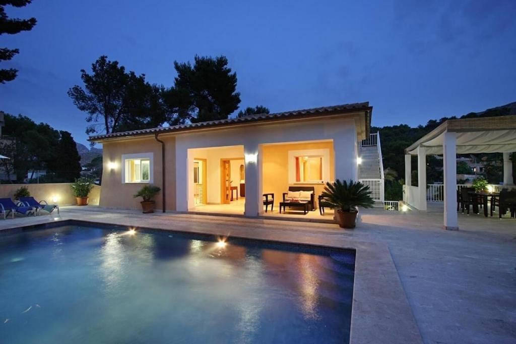 The swimming pool at or close to Modern villa 300m from crystal clear coves by Renthousing