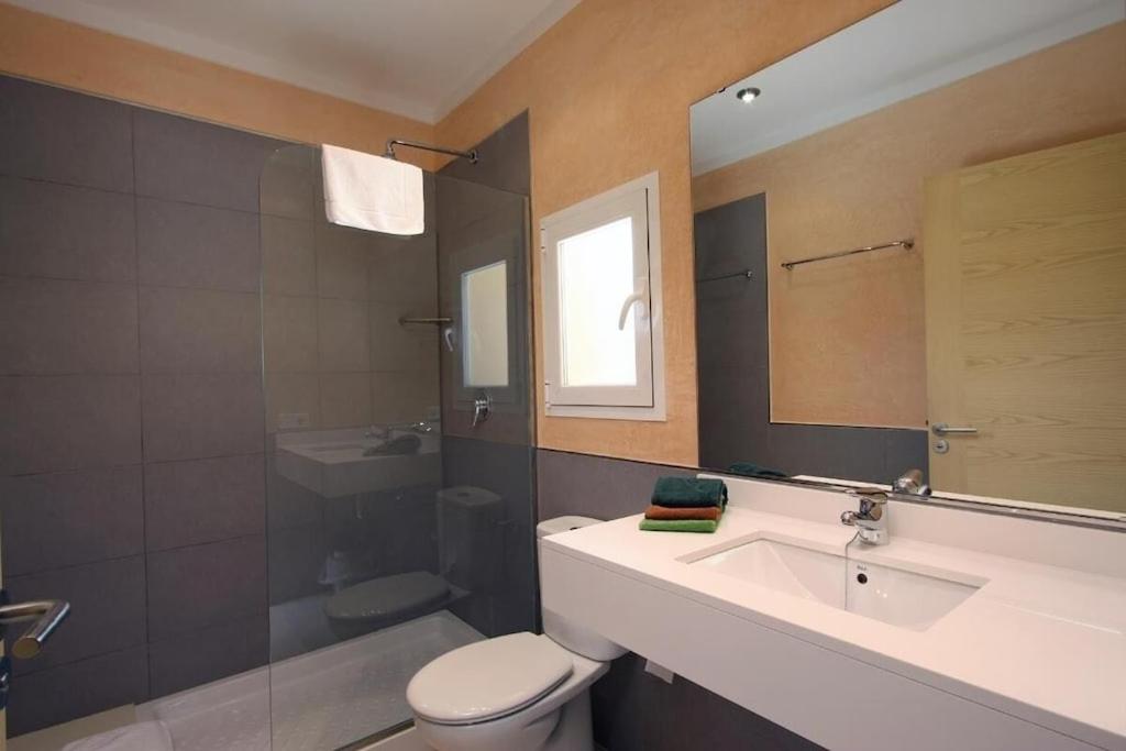 A bathroom at Modern villa 300m from crystal clear coves by Renthousing