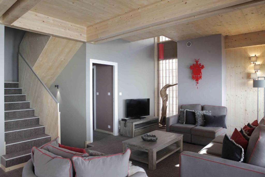 TV a/nebo společenská místnost v ubytování L'Aiguille Grive Chalets Hotel