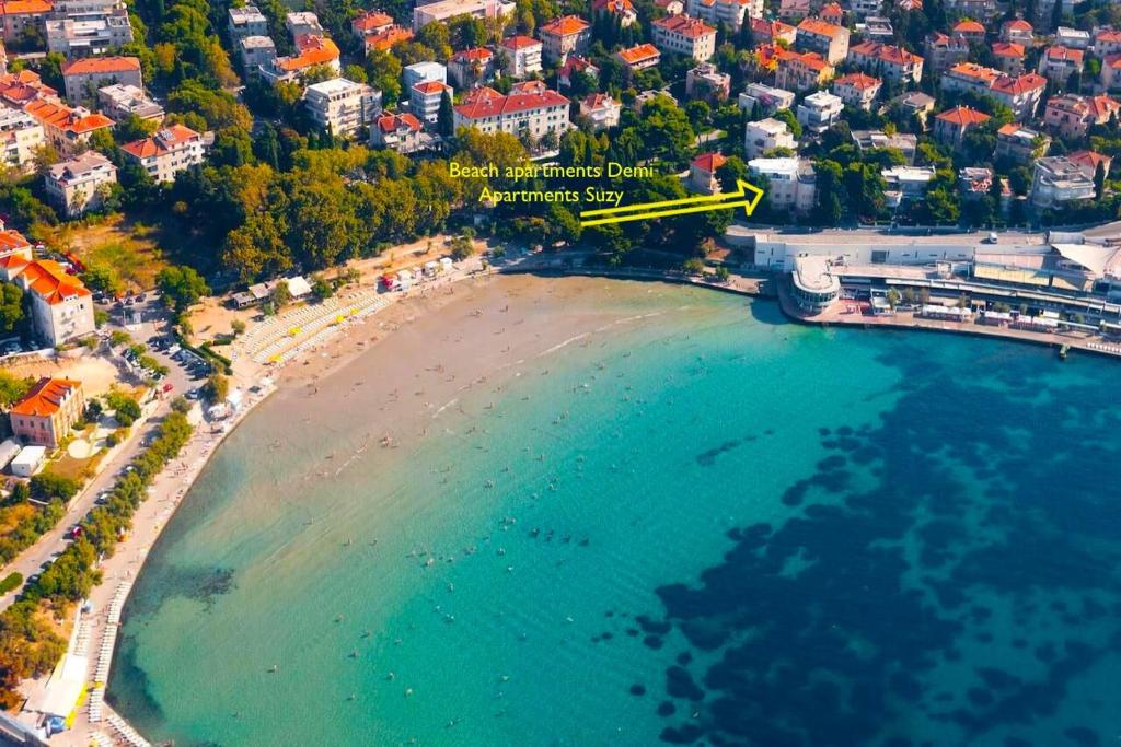 una vista aerea su una spiaggia e su una città di Beach apartment Demi a Spalato (Split)