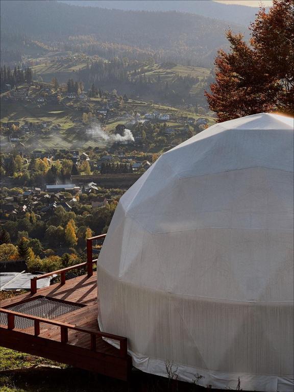 Nespecifikovaný výhled na hory nebo výhled na hory při pohledu z luxury tent