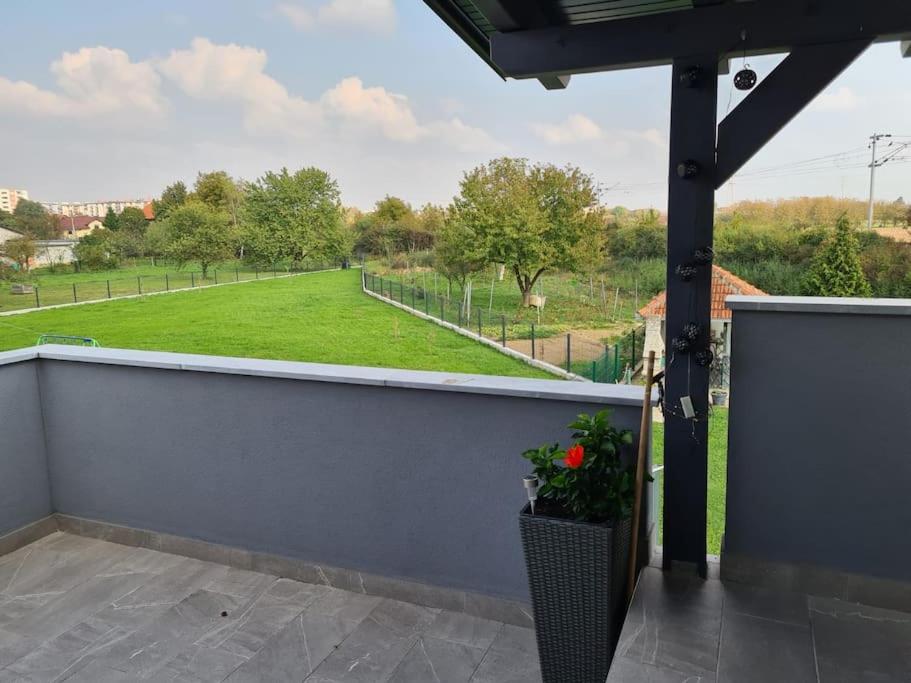 Vonkajšia záhrada v ubytovaní Apartman PEPI
