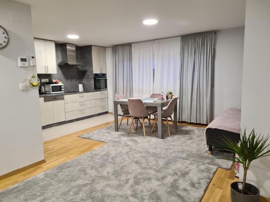 Kuchyňa alebo kuchynka v ubytovaní Apartman PEPI