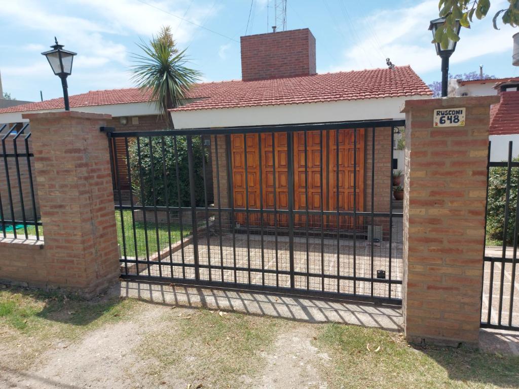 un portail en face d'une maison dans l'établissement Aire Serrano, à Alta Gracia