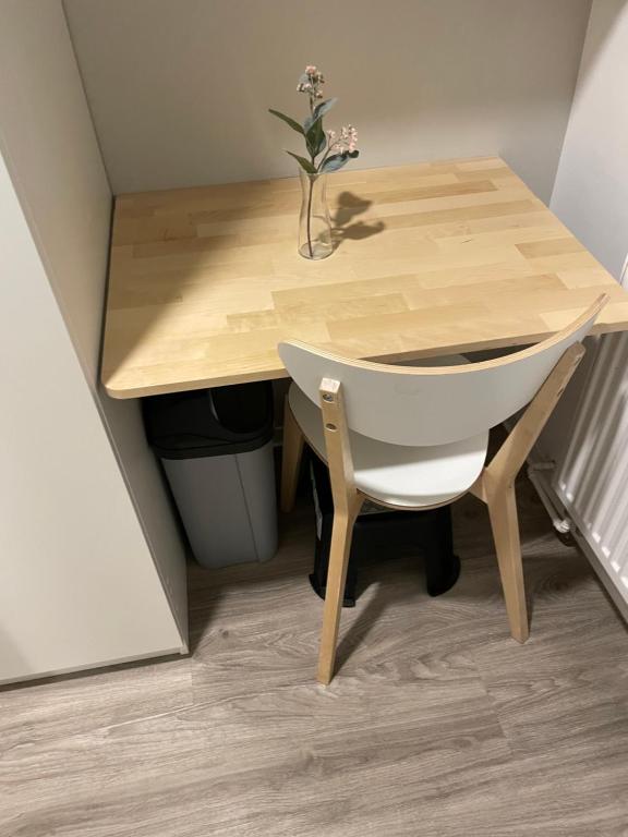 a desk with a white chair and a wooden table at Hostel-Centrum in Hamburg