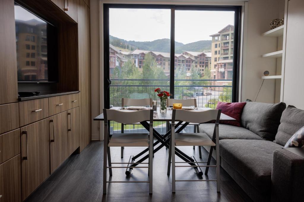Modern ski in and out condo hotel at YotelPAD - Apartment