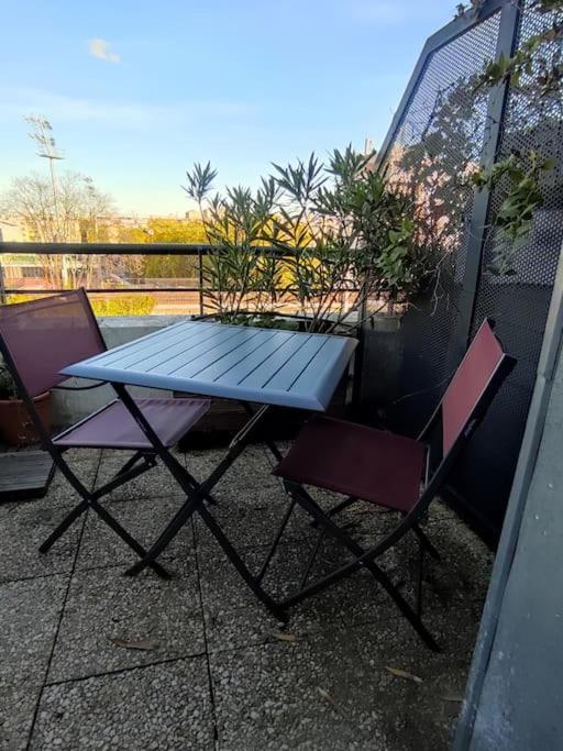 Balkon lub taras w obiekcie Studio avec terrasse proche des transports.