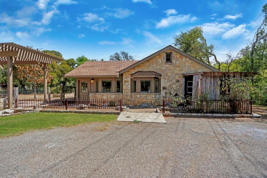 dom na rynku w obiekcie Milk Bath Springs Cottage w mieście Dripping Springs