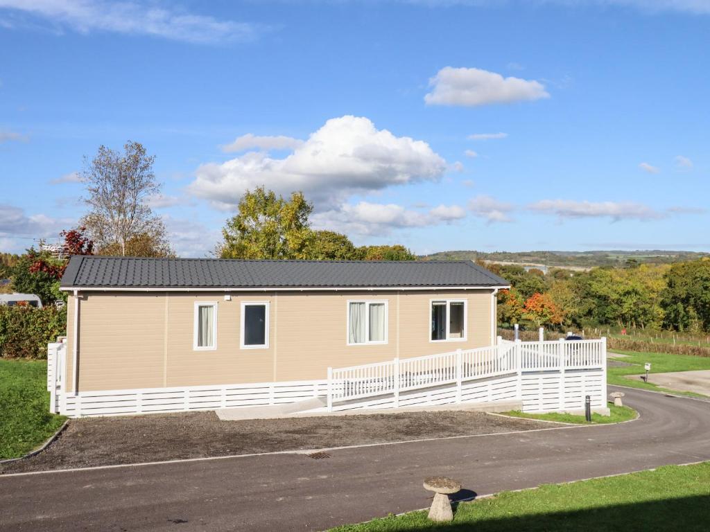 una casa móvil al lado de una carretera en Chestnut Lodge en Newton Abbot