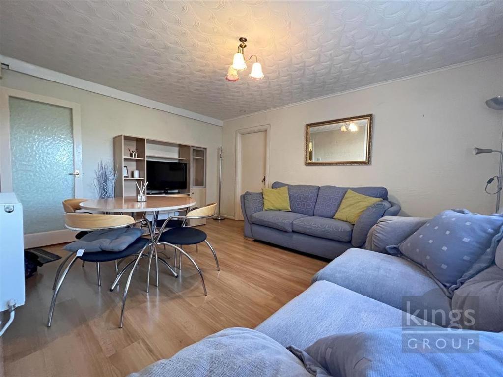 een woonkamer met een bank en een tafel bij A cosy 1 bedroom apartment in Enfield