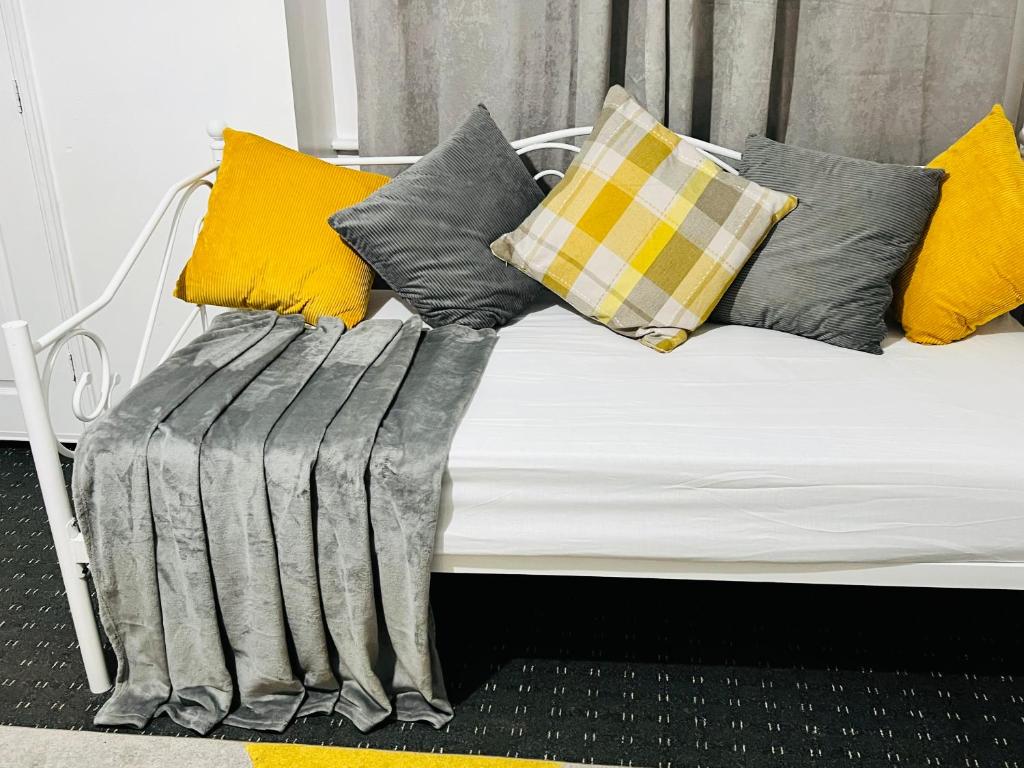 Modern home with free parking,near to city center