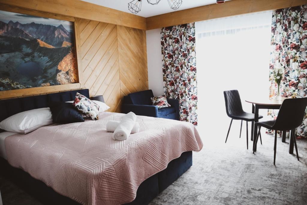 sypialnia z łóżkiem, stołem i krzesłami w obiekcie Willa Koszysta w Bukowinie Tatrzańskiej
