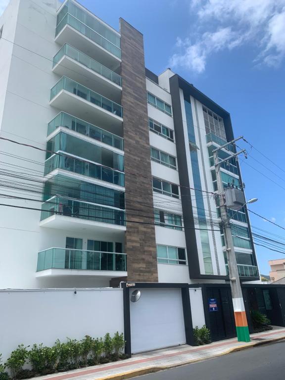a tall building on a street with a street light at Encanto dos Mares - Apartamento premium 4 in Camboriú