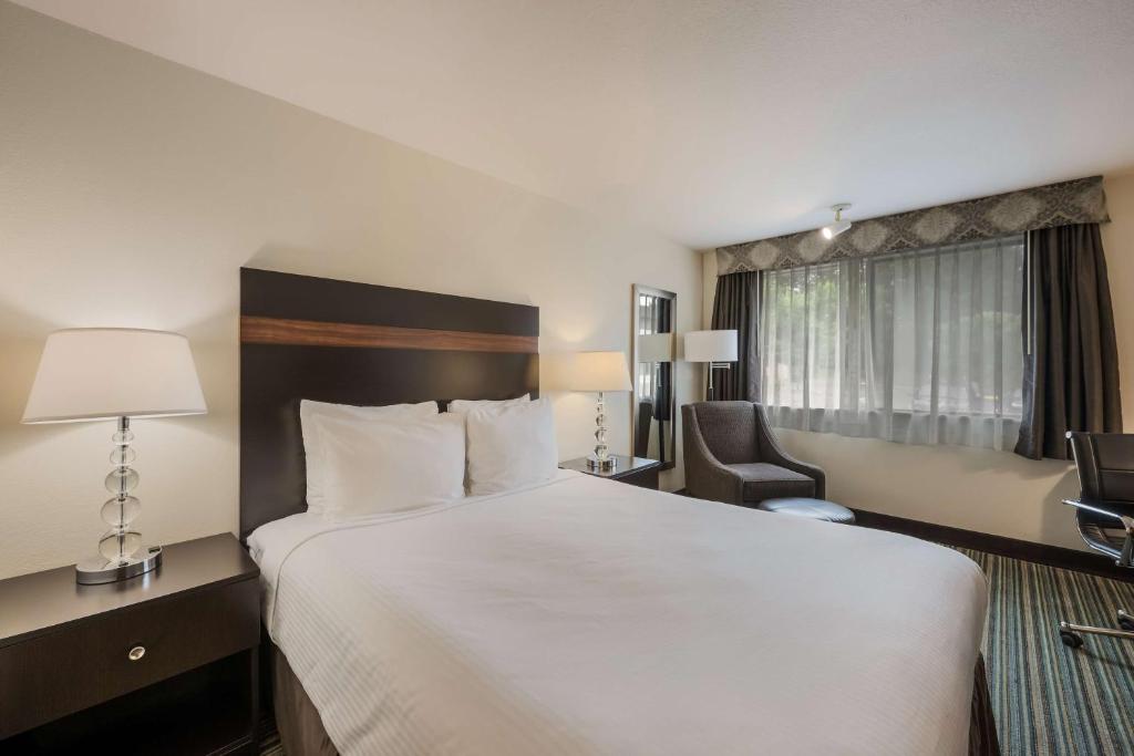 Postel nebo postele na pokoji v ubytování Best Western Alderwood