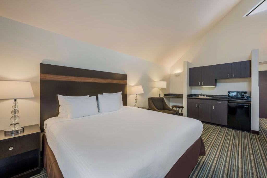 Kuchyň nebo kuchyňský kout v ubytování Best Western Alderwood