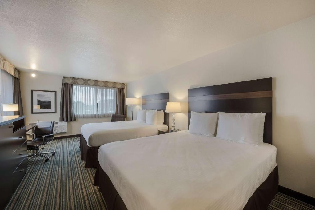 Postel nebo postele na pokoji v ubytování Best Western Alderwood
