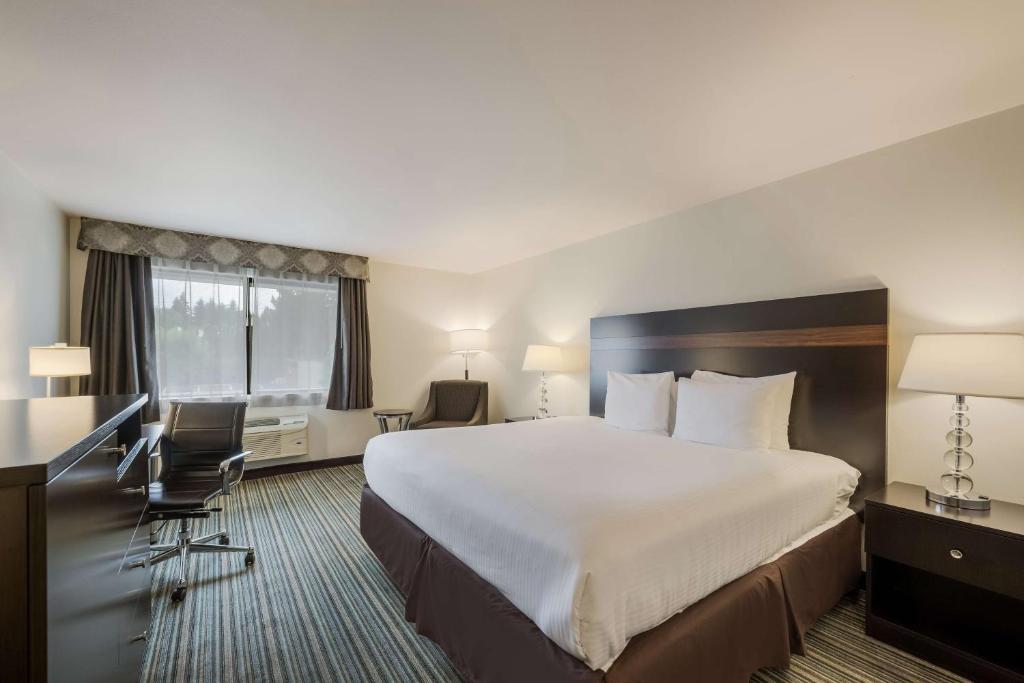 Postel nebo postele na pokoji v ubytování Best Western Alderwood