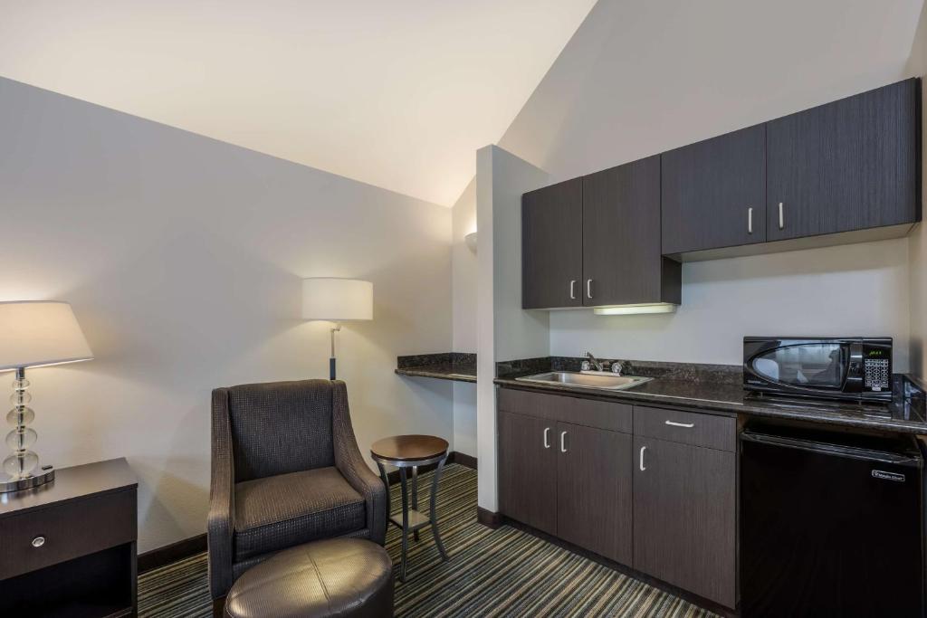 Kuchyň nebo kuchyňský kout v ubytování Best Western Alderwood