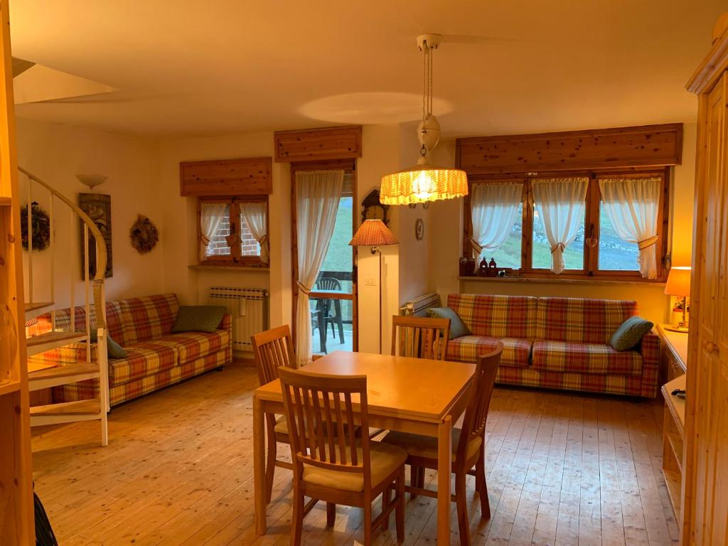 a living room with a table and a couch at Incantevole 90MQ sulle piste di Limonetto in Limone Piemonte