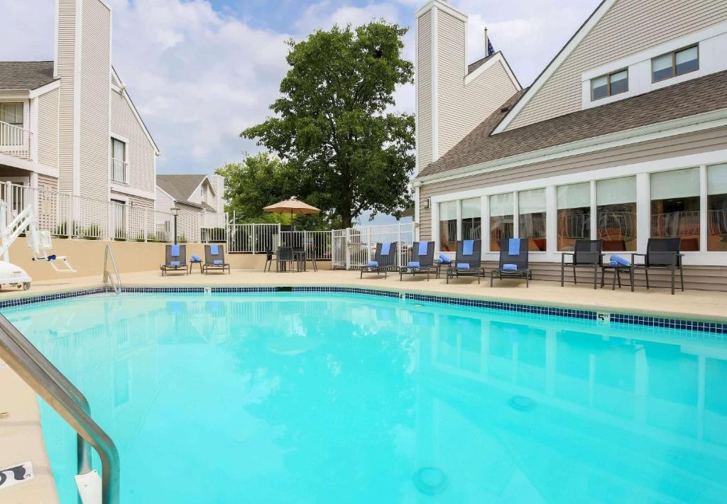 una piscina de agua azul en un edificio en Sonesta ES Suites Cincinnati - Sharonville West en Sharonville