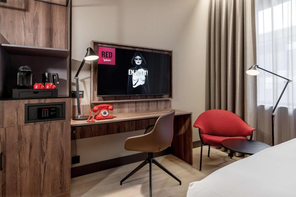 TV a/nebo společenská místnost v ubytování Radisson RED Oslo Økern