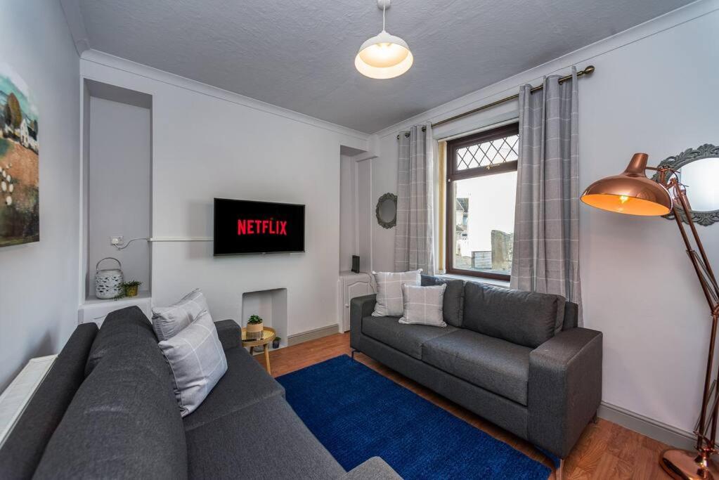 Cheerful 5 bed Property in Llanelli, Llanelli (updated prices 2024)