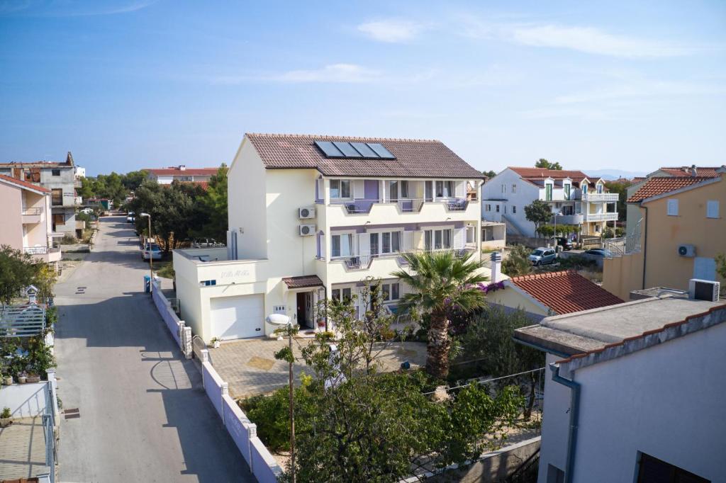 uitzicht op een straat in een stad met huizen bij Apartments with a parking space Vodice - 6178 in Vodice