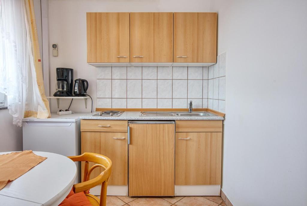 Kuchyň nebo kuchyňský kout v ubytování Apartments with a parking space Vodice - 6178