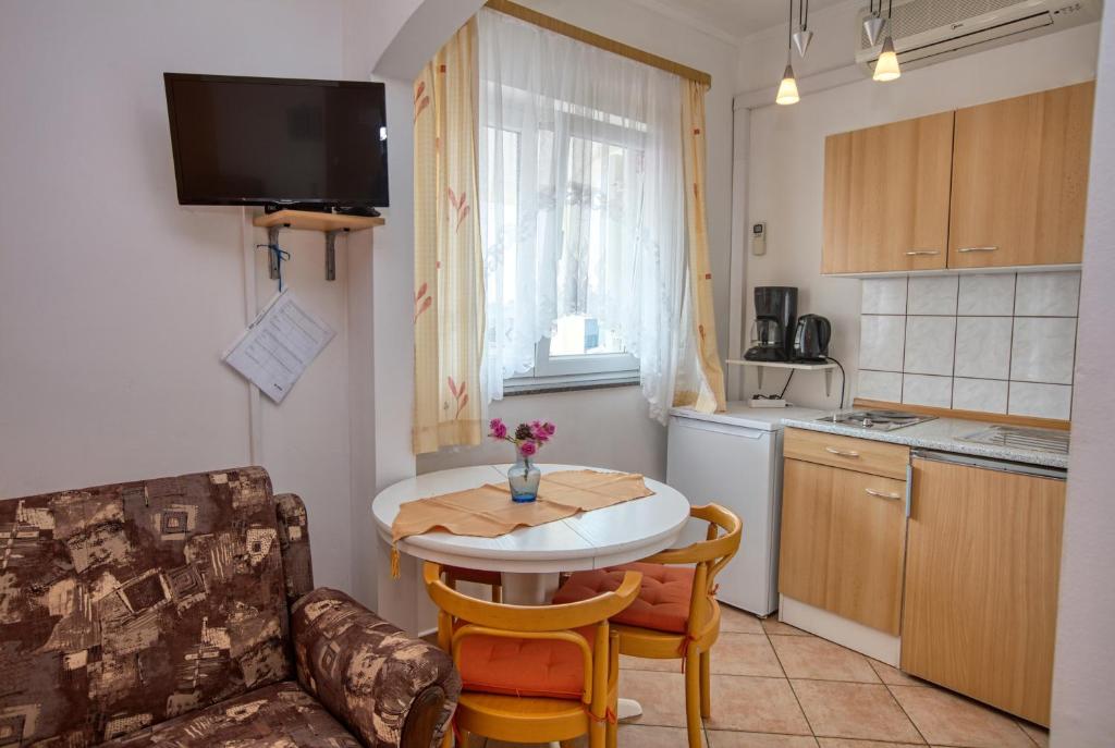 Kuchyň nebo kuchyňský kout v ubytování Apartments with a parking space Vodice - 6178