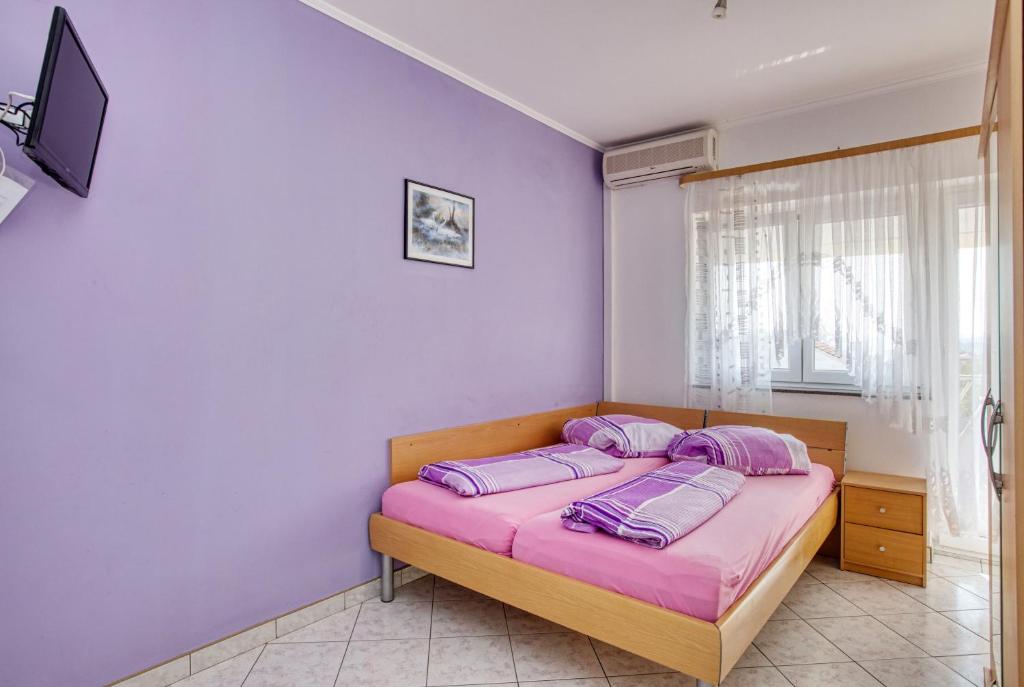 Postel nebo postele na pokoji v ubytování Apartments with a parking space Vodice - 6178