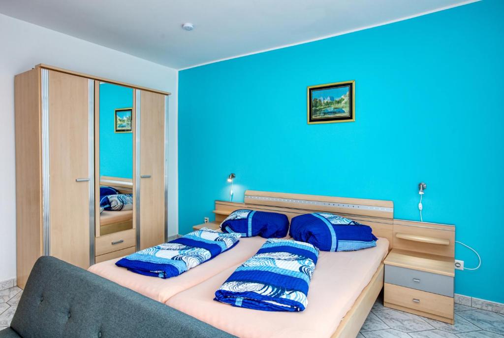 Postel nebo postele na pokoji v ubytování Apartments with a parking space Vodice - 6178