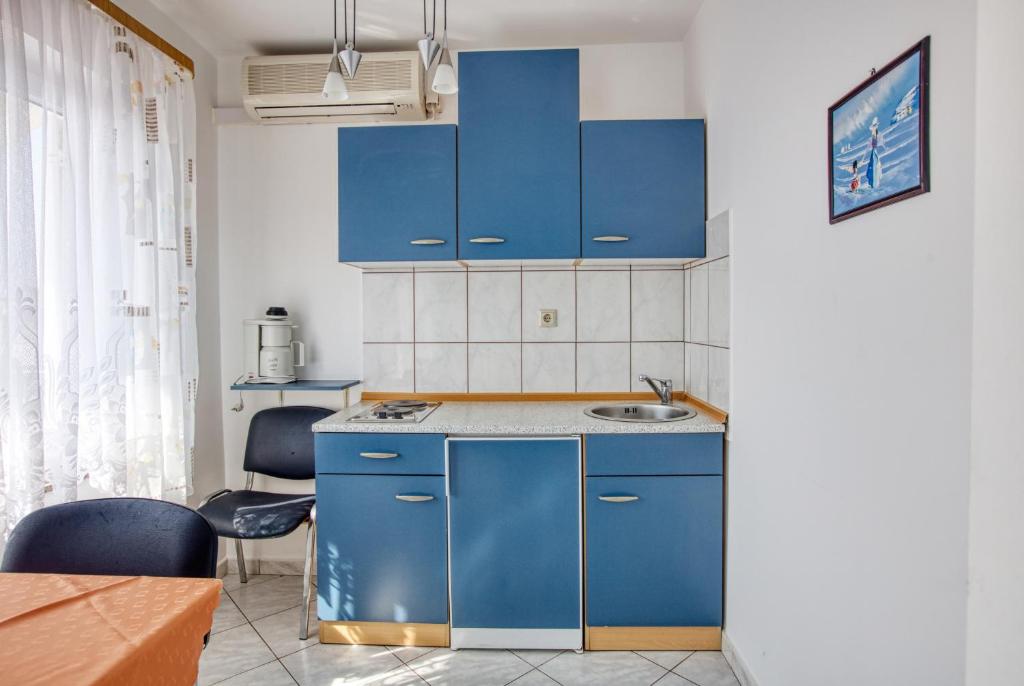 Kuchyň nebo kuchyňský kout v ubytování Apartments with a parking space Vodice - 6178