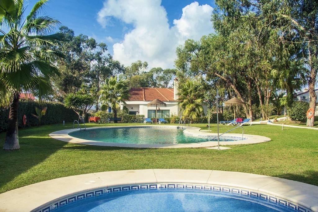 una piscina en el patio de una casa en Hotel Rural Terrablanca, en Villablanca