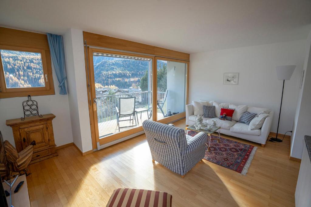 a living room with a couch and a table at Chasa Weekend in Scuol