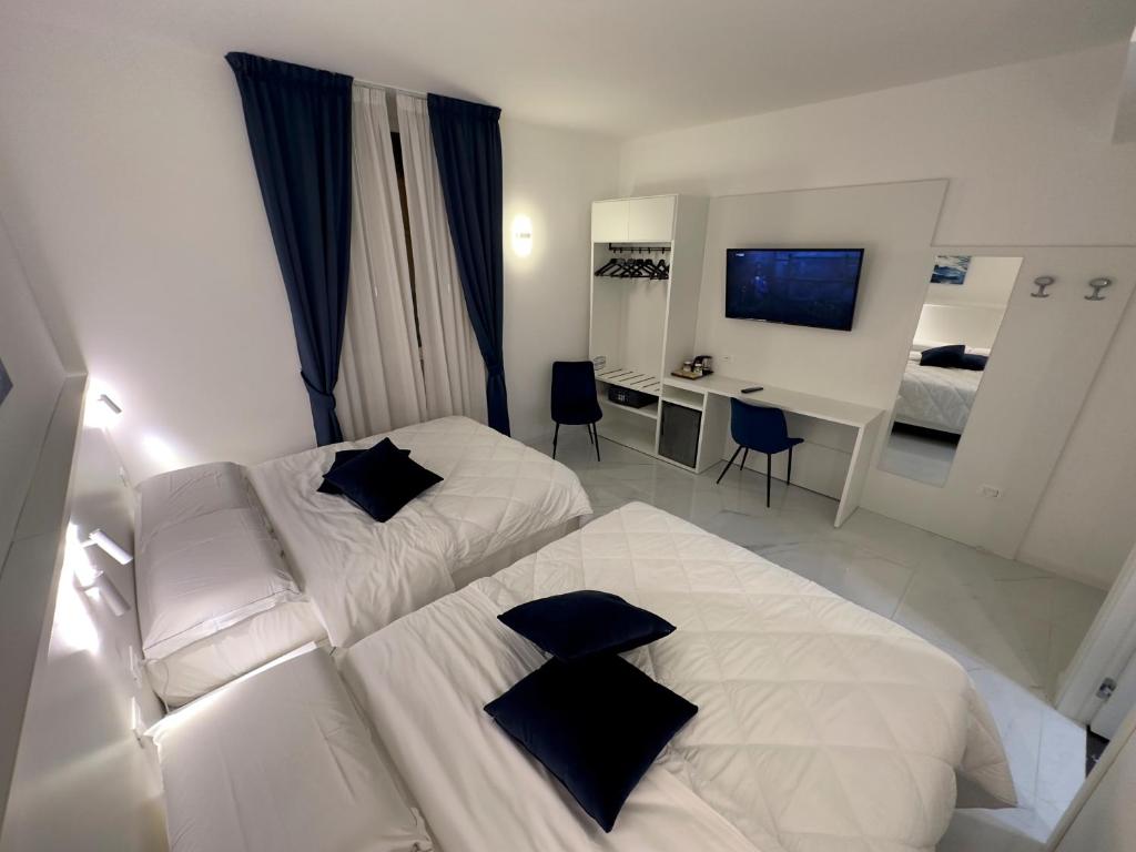 A bed or beds in a room at Hotel Smart Cruise