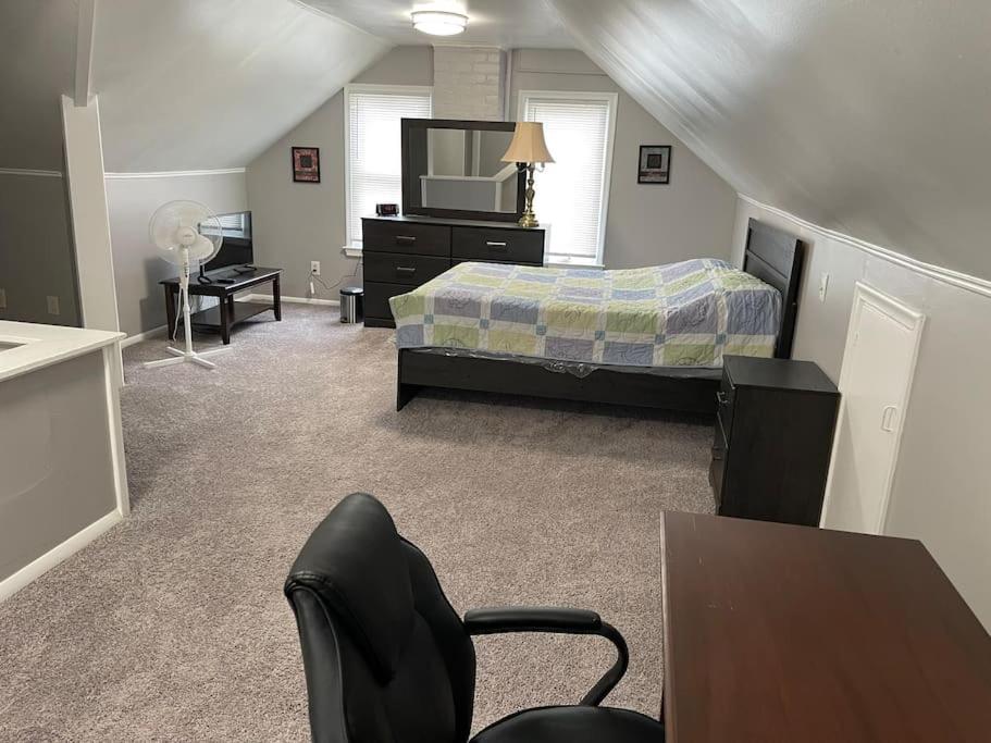 Cozy 3 bedroom vacation home with free parking - Housity