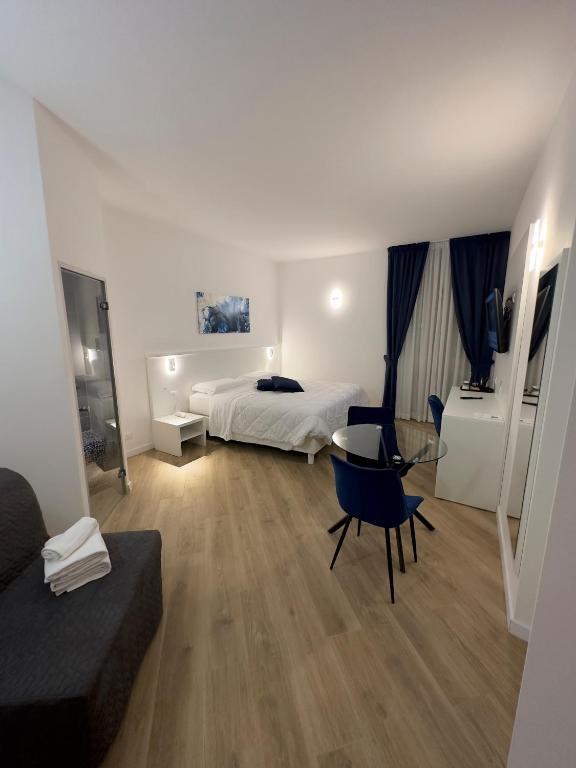 A bed or beds in a room at Hotel Smart Cruise