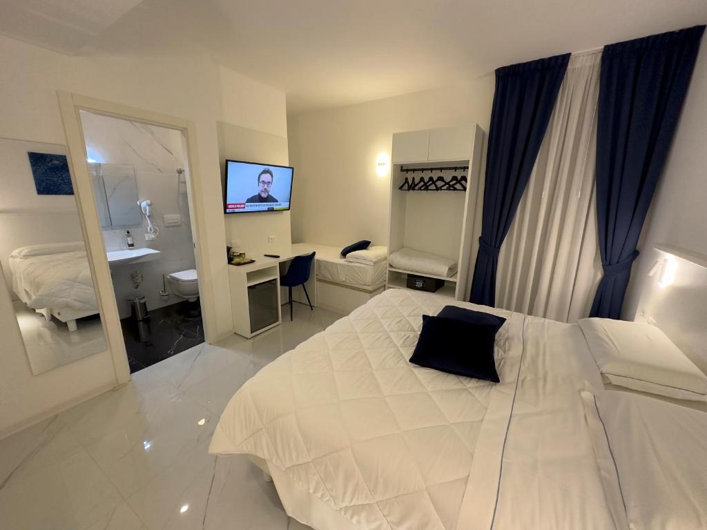 A bed or beds in a room at Hotel Smart Cruise