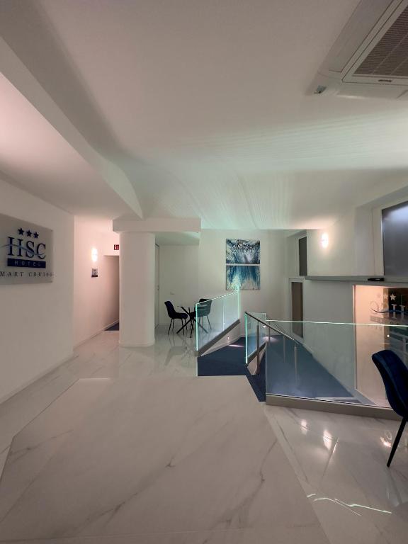 A television and/or entertainment centre at Hotel Smart Cruise